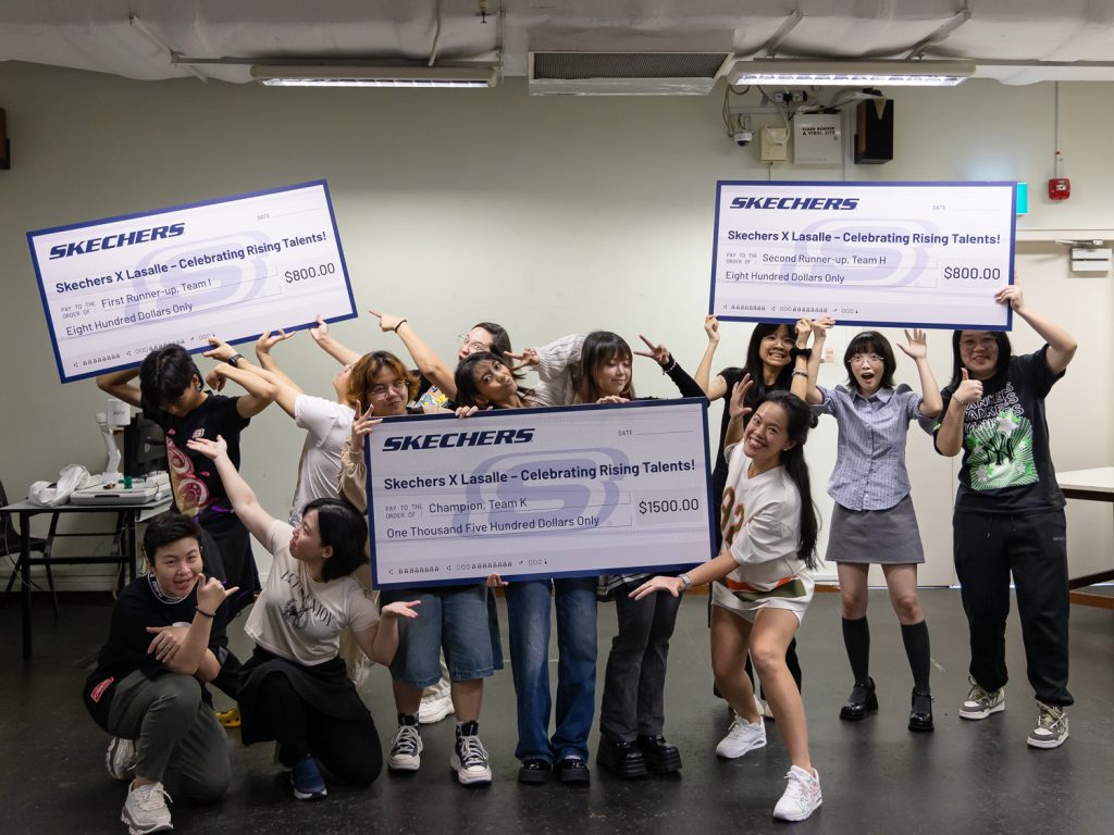 The winning teams proudly pose with their prize cheques together with (front row, from left to right) Skechers Product Manager Joey Aw, lecturer Fanny Bratahalim and Skechers Product Centre General Manager Serene Wong.